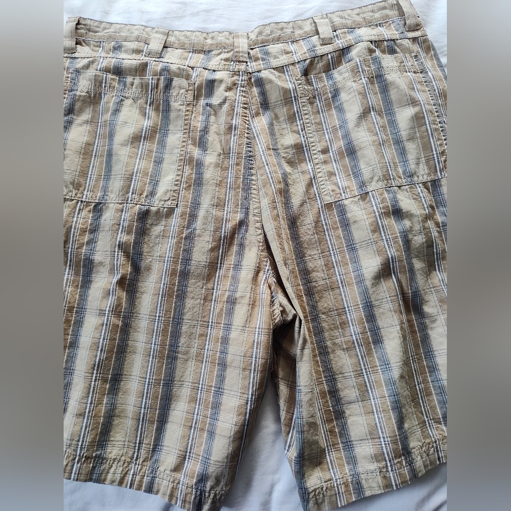 WRANGLER Men's Shorts. Waist Size 42. 10" Inseam. - Picture 4 of 7